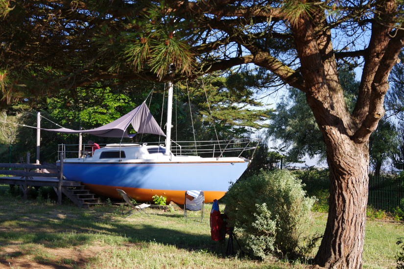 Dormir dans un bateau : L'hébèrgement insolite du camping