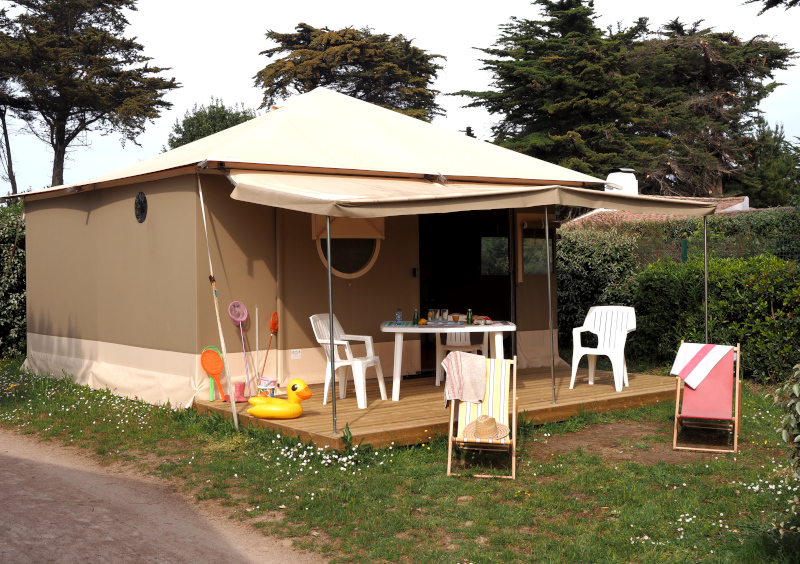 Camping avec bungalow toilé