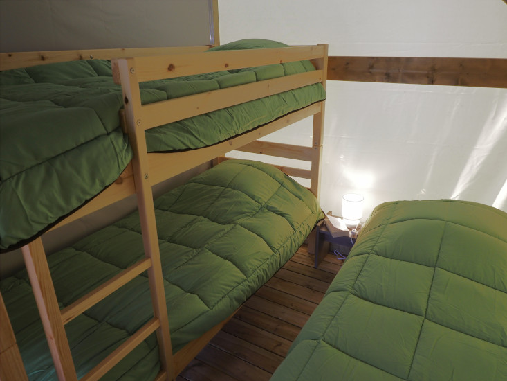 Camping avec bungalow toilé : la chambre à 3 couchages