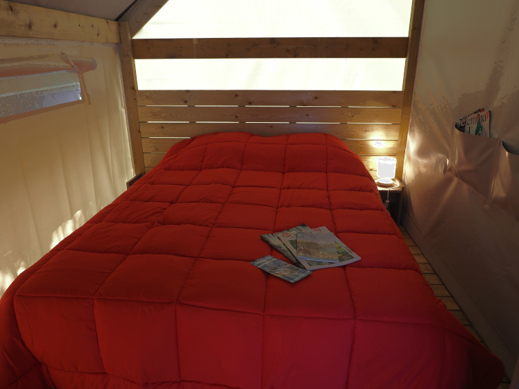 Camping avec tente aménagée : la chambre parentale