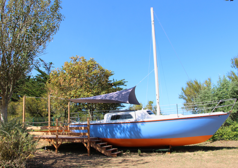 Dormir dans un bateau : le logement insolite du camping